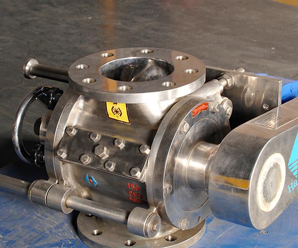 Self cleaning rotary airlock valves