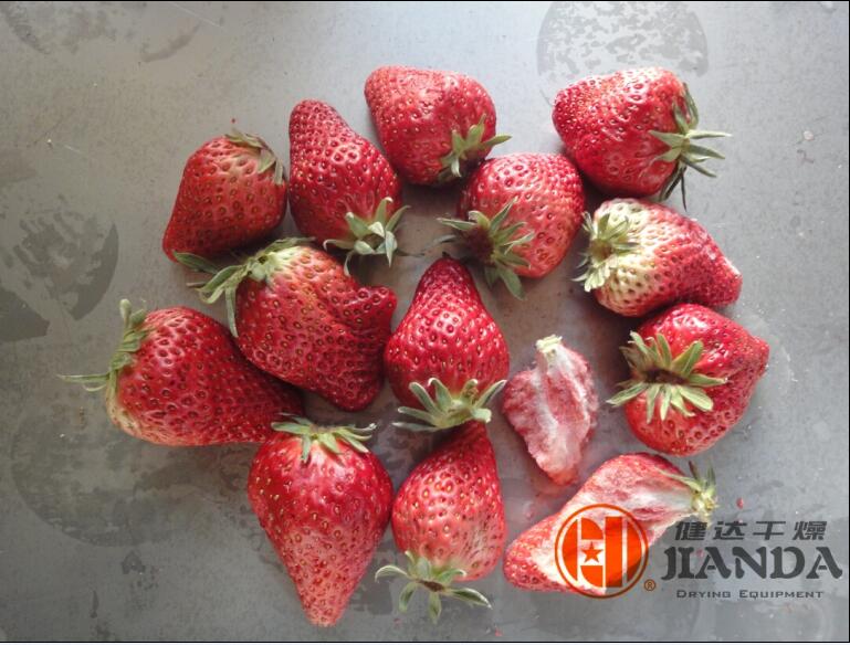 Dried strawberry by round static vacuum dryer