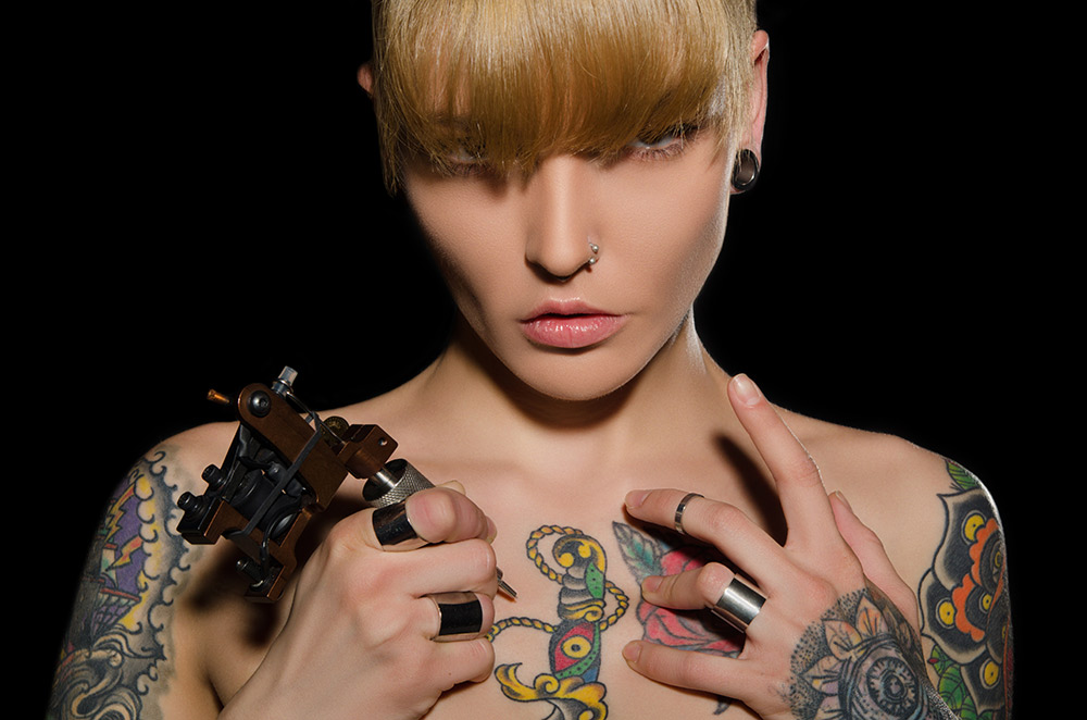 Woman-with-tattoo-machine3.jpg