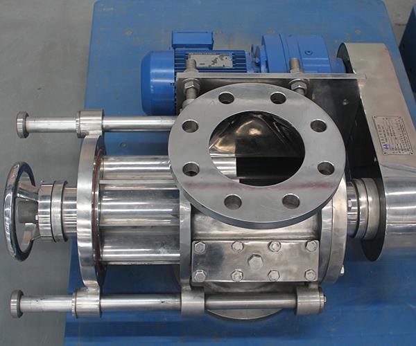Self-cleaning rotary valve