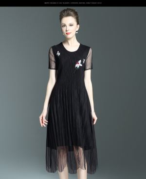 Flower Embroidery Fold Dress With Irregular Skirt